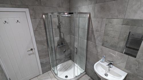 a bathroom with a shower and a sink at Edge Stays 2 Bed Property in Leeds
