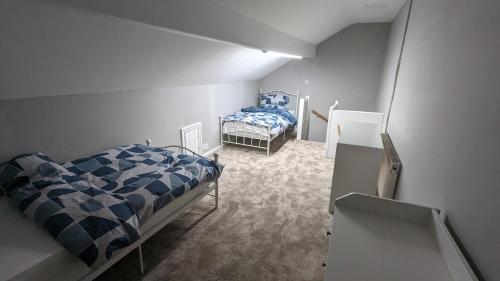 a room with two beds in a room at Edge Stays 2 Bed Property in Leeds