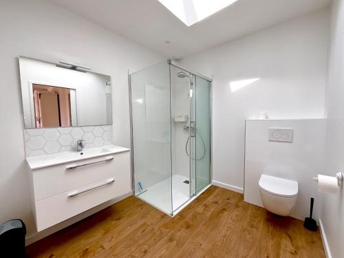 Charmant studio Pornicais في بورنيك: حمام مع دش زجاجي ومرحاض