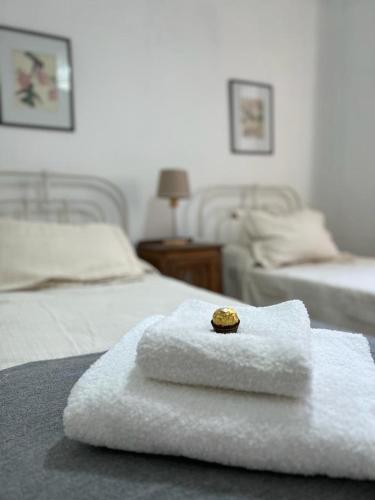 een witte handdoek met een ring op een bed bij Agradable departamento en centro de Salta in Salta