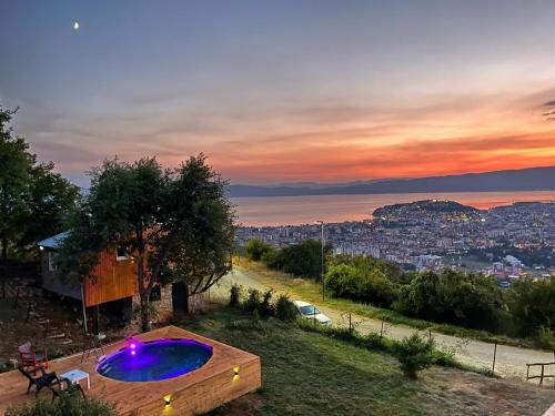 uma piscina numa colina com vista para a cidade em Villa & Apartments Cityview Ohrid em Ohrid