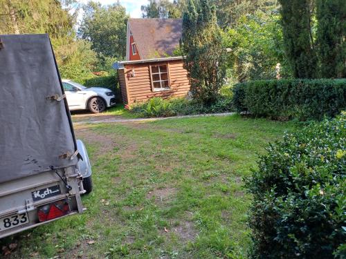 a truck parked in a yard next to a house at Ferienhaus Elbliebe - kleine Hunde bis 25 cm willkommen in Dannenberg