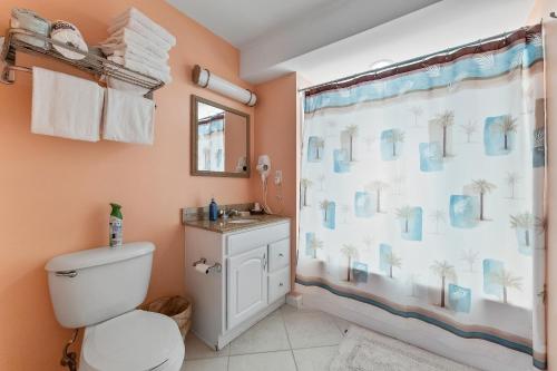 La salle de bains est pourvue de toilettes et d'un rideau de douche. dans l'établissement Nw Resort Condo W Stunning Ocean Views, à North Wildwood