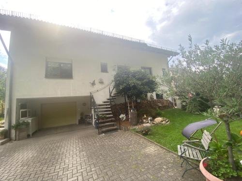 une maison avec un escalier menant à un garage dans l'établissement Ferienwohnung Shakira, à Penig
