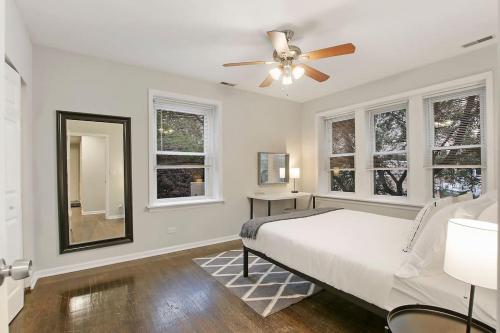 Schlafzimmer mit einem Bett und einem Deckenventilator in der Unterkunft Modern & Furnished 2BR Apt with In-unit Laundry - Sunnyside 2E in Chicago