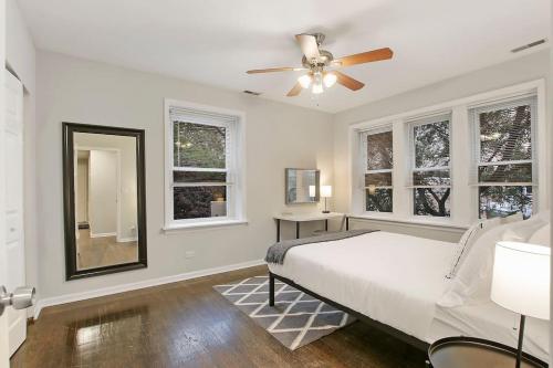 a bedroom with a bed and a ceiling fan at Modern & Furnished 2BR Apt with In-unit Laundry - Sunnyside 2E in Chicago