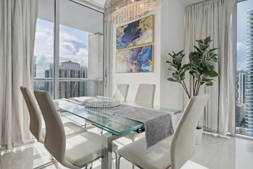 LUX 2B-2B at ICON - Water View & 5-Star Amenities photo 9