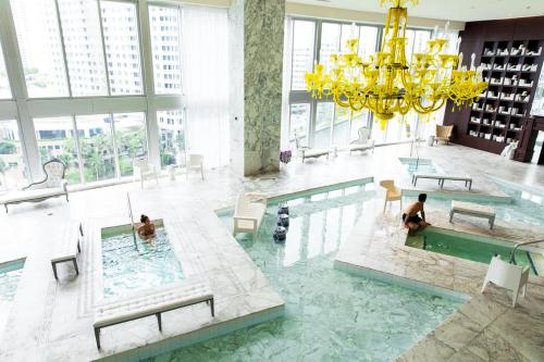 LUX 2B-2B at ICON - Water View & 5-Star Amenities photo 30