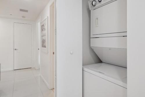 LUX 2B-2B at ICON - Water View & 5-Star Amenities photo 22