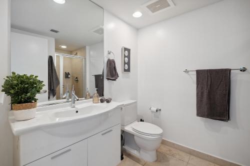 LUX 2B-2B at ICON - Water View & 5-Star Amenities photo 24