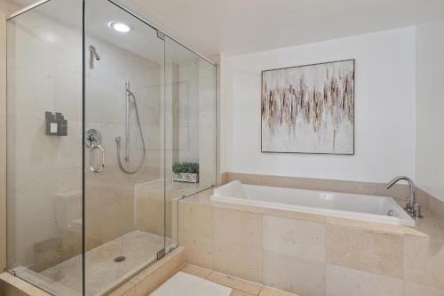 LUX 2B-2B at ICON - Water View & 5-Star Amenities photo 18
