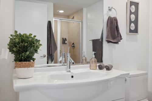 LUX 2B-2B at ICON - Water View & 5-Star Amenities photo 23