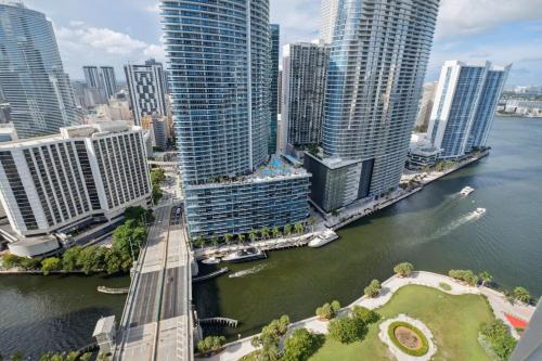 LUX 2B-2B at ICON - Water View & 5-Star Amenities photo 13