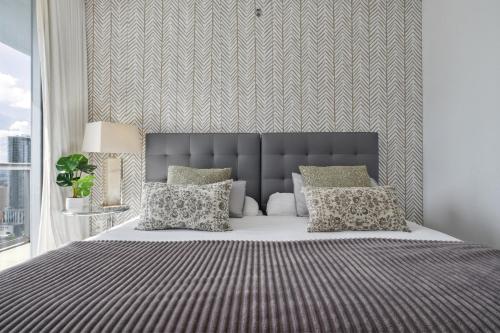 LUX 2B-2B at ICON - Water View & 5-Star Amenities photo 4