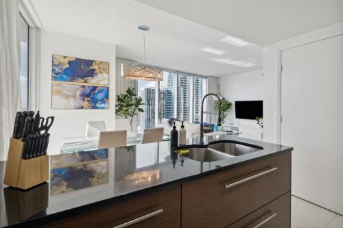 LUX 2B-2B at ICON - Water View & 5-Star Amenities photo 8