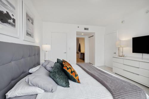 LUX 2B-2B at ICON - Water View & 5-Star Amenities photo 17