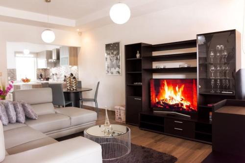 Luxe Oasis with Pool 2BR Parking Sports Courts