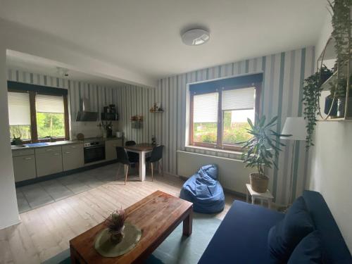 een woonkamer met een bank en een tafel bij Ferienwohnung Shakira in Penig