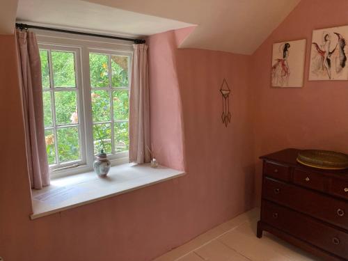 een raam in een kamer met een dressoir en een vensterbank bij 4 Cumberland Cottages in Kingsbridge
