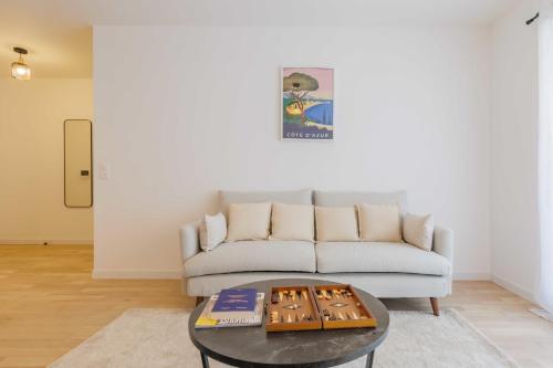 un salon avec un canapé et une table dans l'établissement Modern apartment - 2BR-5P - Puces de Saint-Ouen, à Saint-Ouen