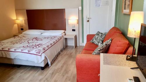 una camera d'albergo con letto e divano di Hotel Libertà a Palermo