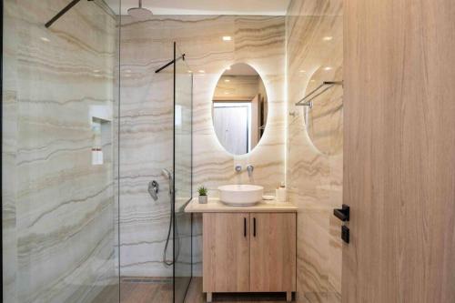 扎金索斯鎮的住宿－Annmar，浴室配有盥洗盆和带镜子的淋浴