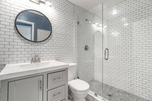 bagno con lavabo, servizi igienici e specchio di PORCHLIGHT HOME Central San Diego FREE parking a San Diego