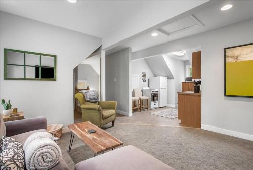 sala de estar con sofá y mesa en Modern Comforts, Classic Charm: Neighborhood Gem, en Richmond