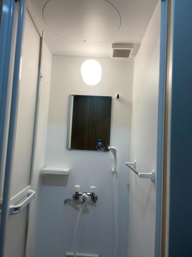 y baño con lavabo y espejo. en guest house goose - Vacation STAY 21037v, en Hirosaki