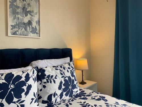 a bedroom with a bed with blue and white pillows at Cata Bed Breakfast Pet-friendly in San José