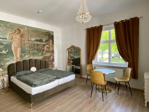 1 dormitorio con 1 cama y una pintura en la pared en FeWo Art Deco, en Zittau