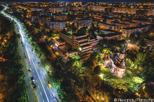 una vista aerea di una città di notte di Cozy studio tiglina a Galaţi