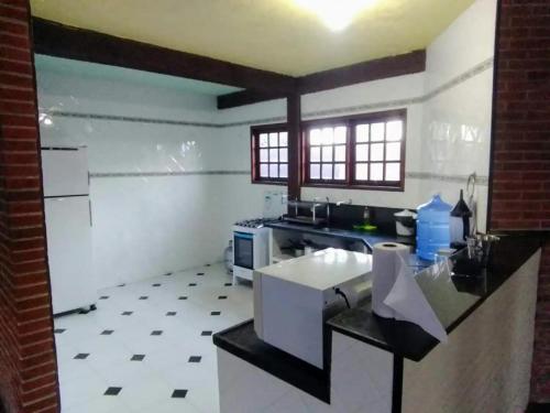 卡貝德盧的住宿－CASA CAMPESTRE COM PISCINA，厨房配有水槽和台面