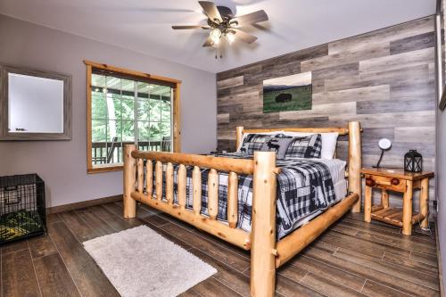 um quarto com uma cama e uma parede de madeira em Turtle Flambeau Flowage Retreat em Mercer