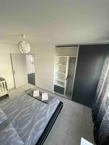 Cette chambre comprend un lit et un placard. dans l'établissement Grand Appartement avec vue Magnifique - Vercors - Une Expérience Unique - Wifi Gratuit, à Grenoble