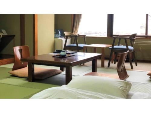 - un salon avec une table basse et des chaises dans l'établissement Hotel Omiya - Vacation STAY 81533v, à Miyako