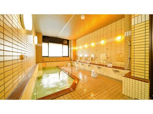 La grande salle de bains est pourvue d'une douche et d'une baignoire. dans l'établissement Hotel Omiya - Vacation STAY 81533v, à Miyako