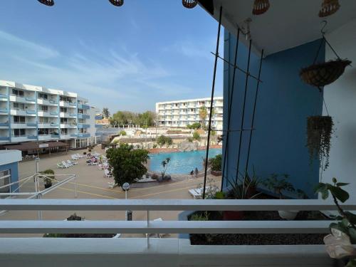 een uitzicht vanaf het balkon van een resort met een zwembad bij Apartamento con Piscina en Golf del Sur in San Miguel de Abona