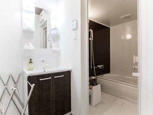 uma casa de banho com um lavatório e uma banheira em Ocean's Resort Villa Vorla - Vacation STAY 36094v em Arazato