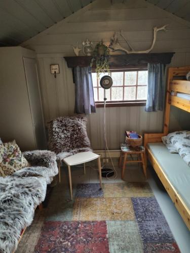 Zimmer mit 2 Etagenbetten und einem Tisch in der Unterkunft Fjord peace in Skodje