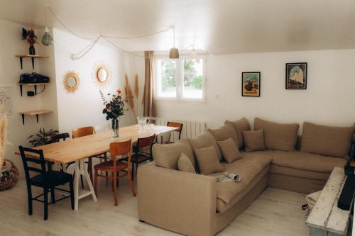 un salon avec un canapé et une table dans l'établissement Gîtes Chaleureux écoresponsable, à Montesquieu-Lauragais