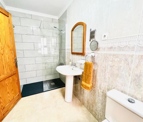 uma casa de banho com um lavatório e um espelho em Little Home em Puerto del Rosario