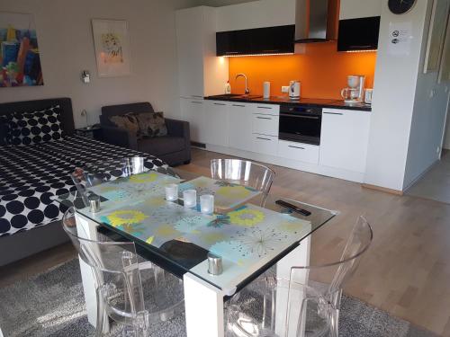 a living room with a table and chairs and a kitchen at Sunny Beach Apartment in Narva-Jõesuu