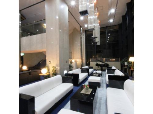 a hotel lobby with white couches and a table at Hotel Sekumiya - Vacation STAY 21687v in Obama
