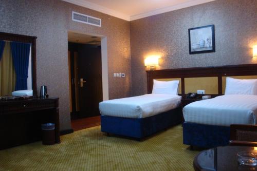 Säng eller sängar i ett rum på Alolayan Plaza Hotel