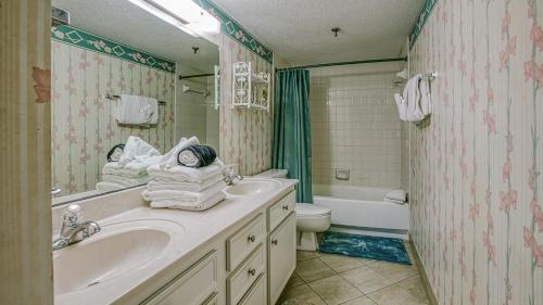 y baño con lavabo, aseo y bañera. en Destin on the Gulf 201 - Beach Front Property, en Destin