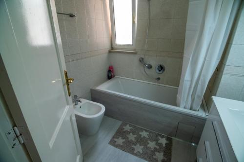 a bathroom with a bath tub and a toilet at Julia Apartment in Chayofa