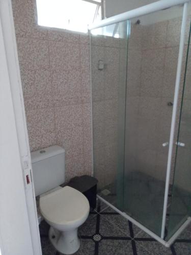 y baño con aseo y ducha acristalada. en O Farol Aluguel de Quartos en Beberibe