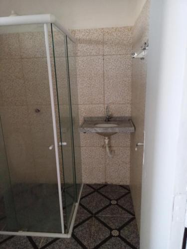 y baño con ducha y lavamanos. en O Farol Aluguel de Quartos en Beberibe