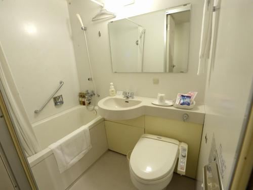 佐世保市にあるSunwest Hotel Sasebo - Vacation STAY 22131vのトイレと洗面台を備えた白いバスルーム